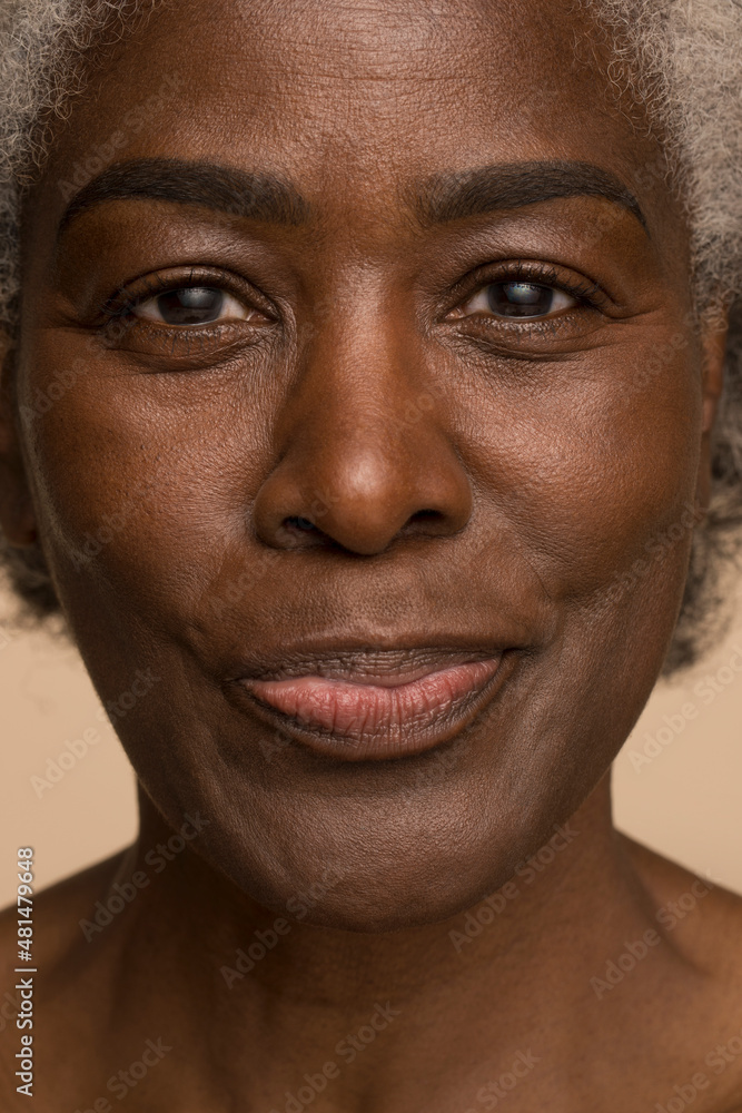 Obraz premium Close-up of smiling mature woman