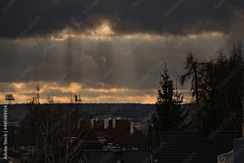 Ciemne śniegowe ( śnieżne) chmury , nad miastem , z przenikającymi promieniami słońca . Dark, snow (snowy) clouds, over the city, with penetrating sun rays. Ciemne śniegowe ( śnieżne) chmury , nad miastem , z przenikającymi promieniami słońca . Dark, snow (snowy) clouds, over the city, with penetrating sun rays.