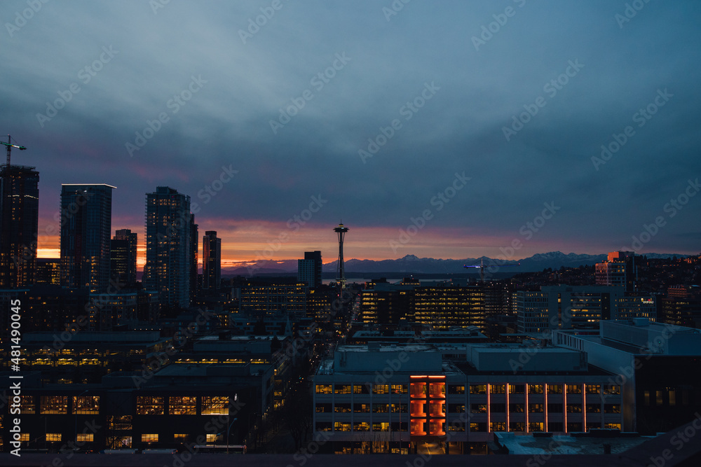 Fototapeta premium Seattle city skyline from Capitol Hill during orange pink winter sunset