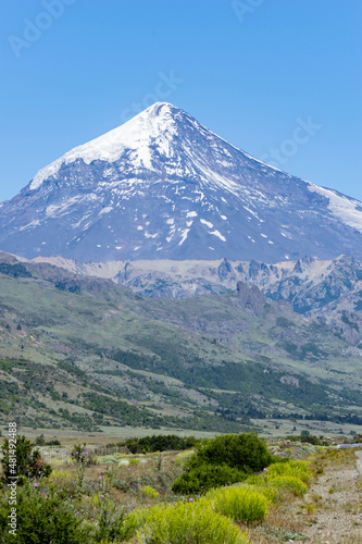 naturaleza con montañas y volcanes lanin 