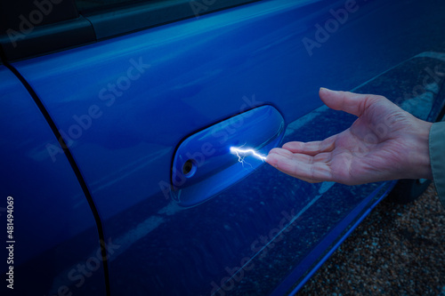 車のドアを開ける際に発生する静電気のイメージ