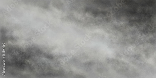 Abstrakcyjne tło - szare chmury, obłoki srebrnego pyłu, dym, przejaśniające się niebo. Tekstura z miejscem na tekst lub obraz.