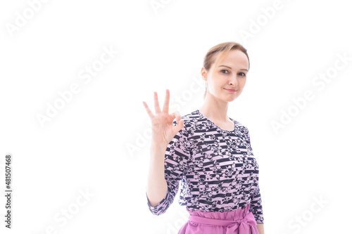 グッドサインをする私服を着た若い女性