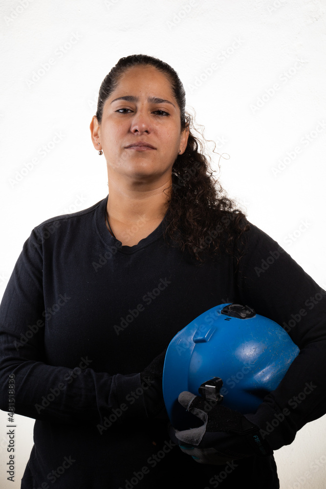 Mujer ingeniera con casco posando con fondo blanco Mujer ingeniera con casco posando con fondo blanco