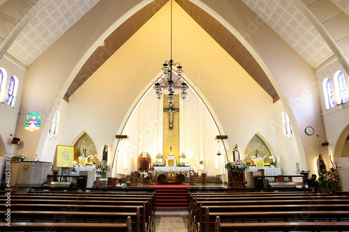 Fotografia The interior of a church showing the pews the alter and the cross