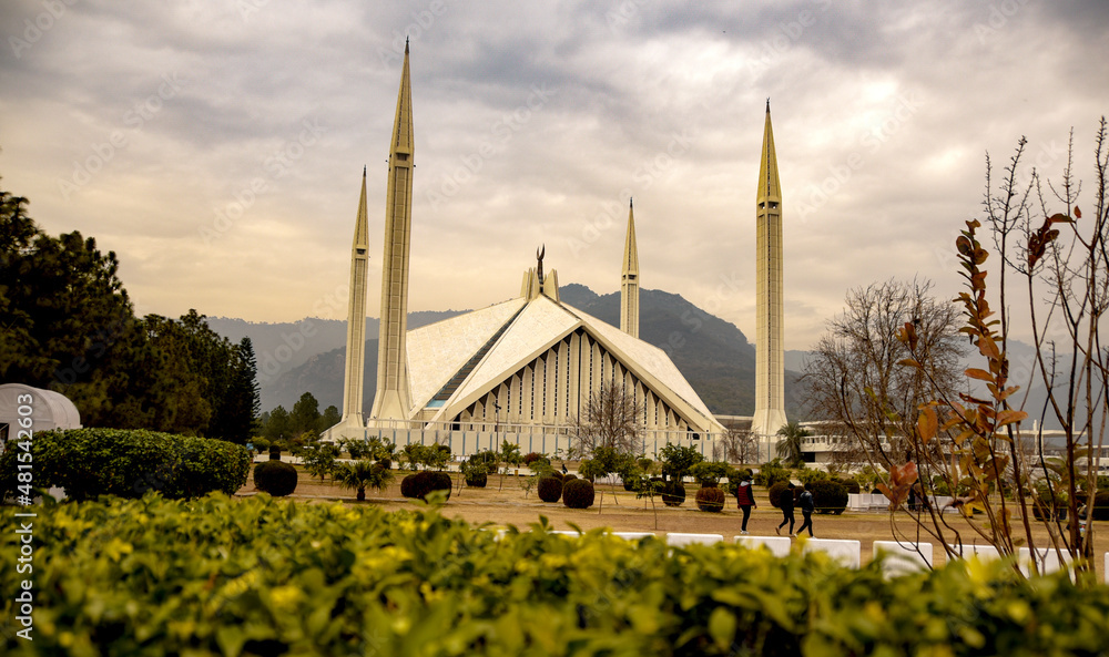 Obraz premium A beautiful view of Faisal Mosque, Islamabad, Pakistan. 19 January 2022