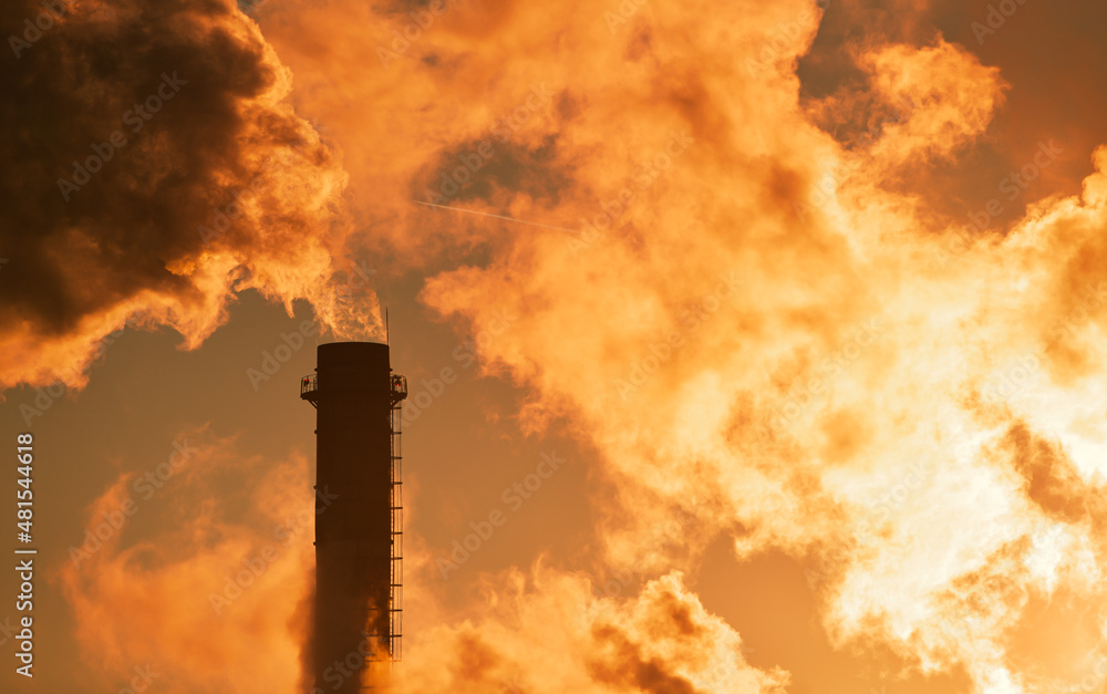 Obraz premium Central heating system. Smoke is getting out of cooling chimney of a thermal power plant. Pollution inside a city, danger for the environment.