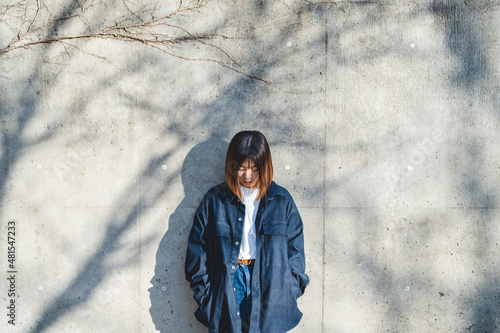 街を歩く若い女性