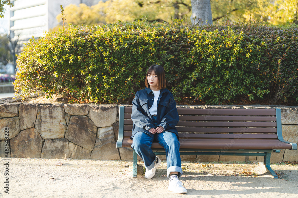 Fototapeta premium 街を歩く若い女性