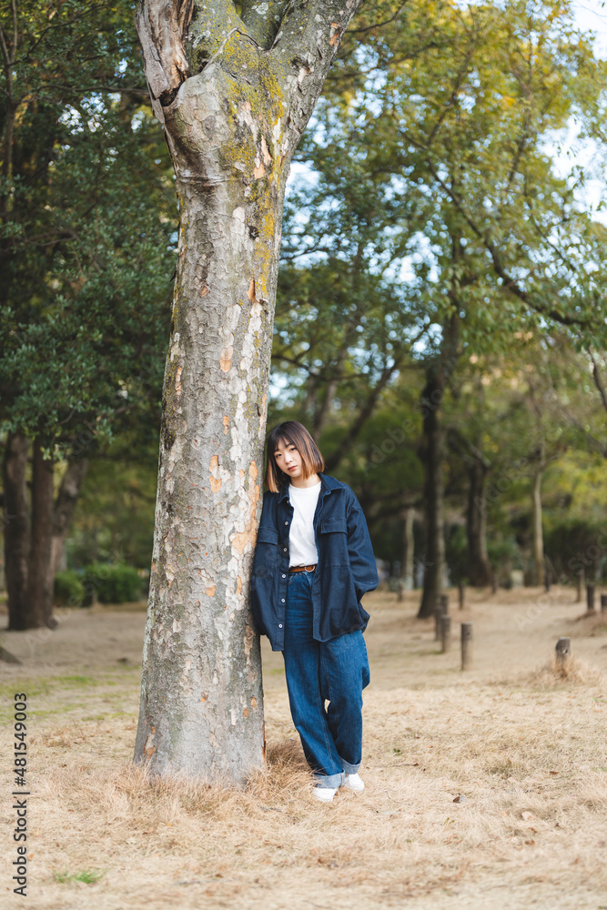 街を歩く若い女性 街を歩く若い女性