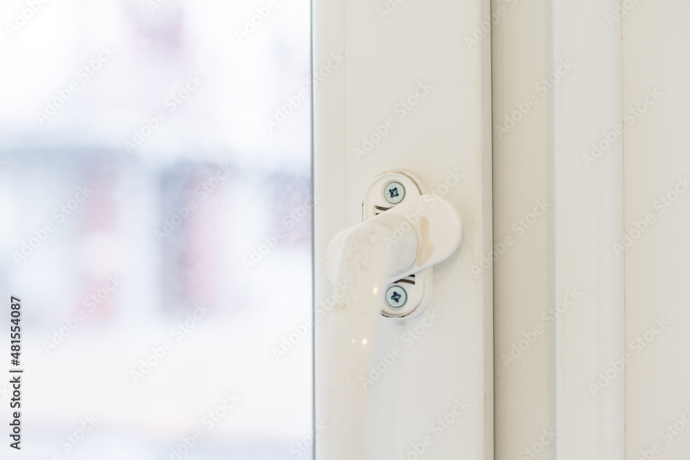 Naklejka premium The handle of the new plastic door. White front door in a house under construction