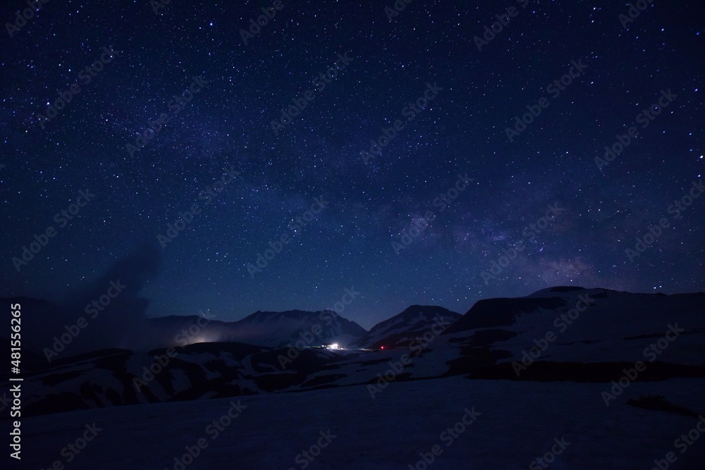 Fototapeta premium 満天の星空 北アルプス 立山連峰