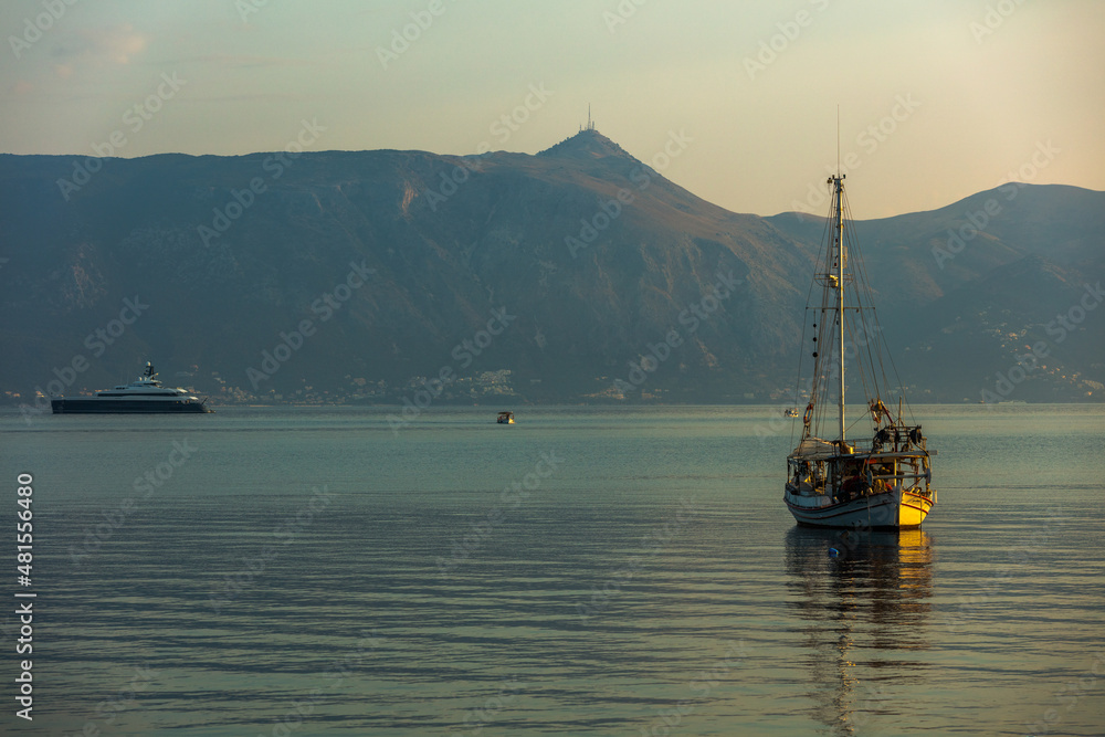 Obraz premium fishing boat at sunset