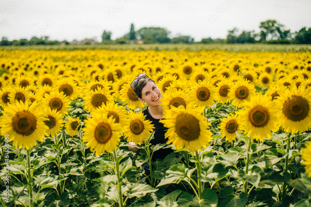 Obraz premium Sunflowers field and happy girl 