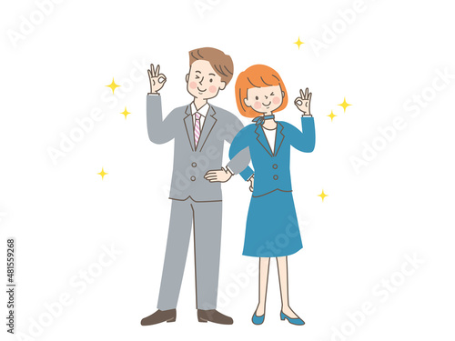腕を組んでOKサインする男女のカップル