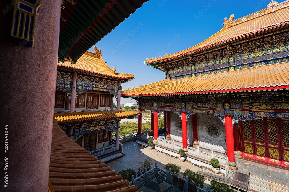 Obraz premium Bangkok, Thailand - December, 20, 2021 : View of Wat Borom Raja Kanjanapisek Wat Leng Nei Yee 2 Temple in Leng Noei Yi 2 .