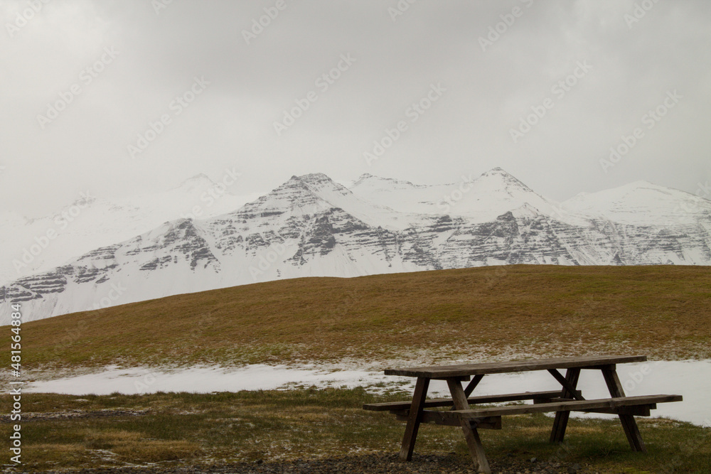 tavolino e panchina in Islanda in inverno StockFoto Adobe Stock