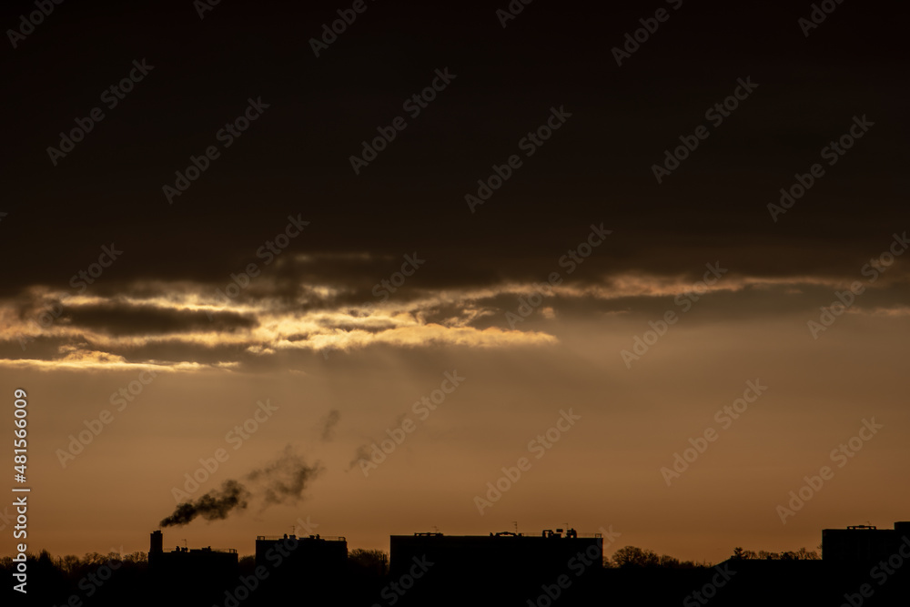 lever de soleil sur la ville, fumée de cheminée
