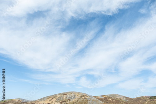 霊仙山山頂で眺める秋空の風景