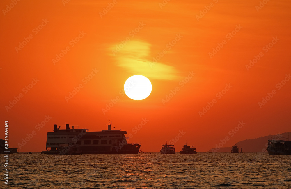 Obraz premium beautiful red sunset at sea with ships