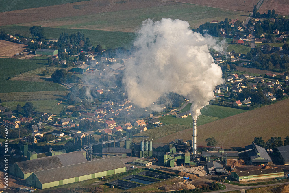 vue aérienne de la fumée d'une usine à Saussay-la-campagne dans l'Eure en France