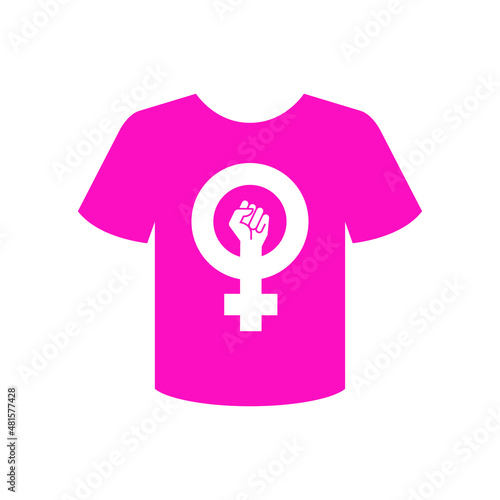 Día de la mujer. Logotipo símbolo feminista con puño estampado en camiseta en color rosa