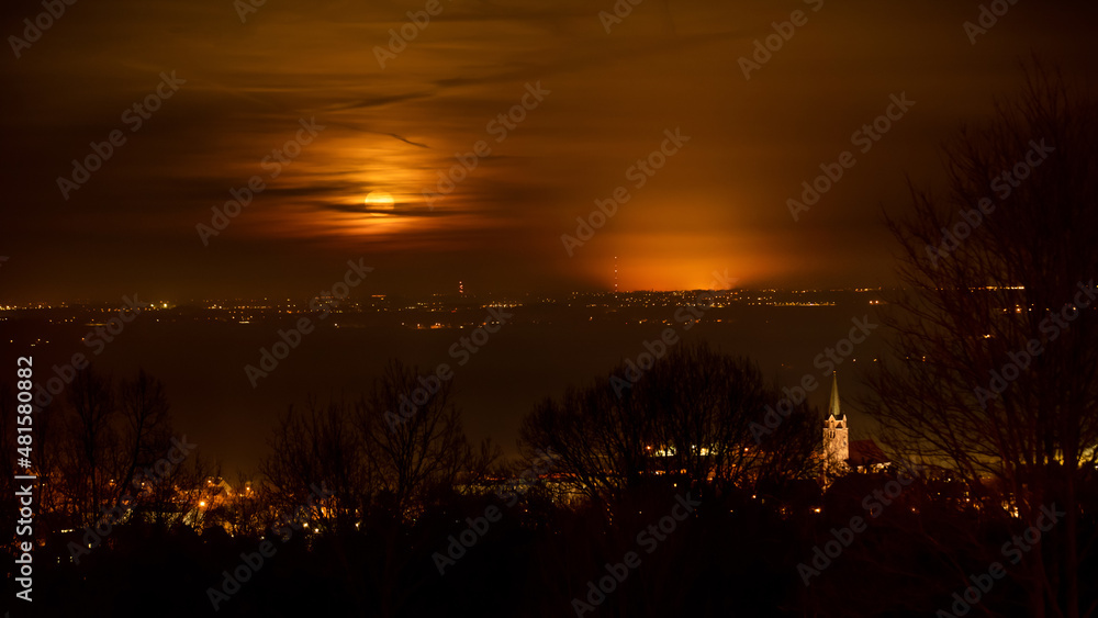 Sobótka i pełnia księżyca na nocnym niebie, łuna miasta Siechnice - obrazy, fototapety, plakaty 