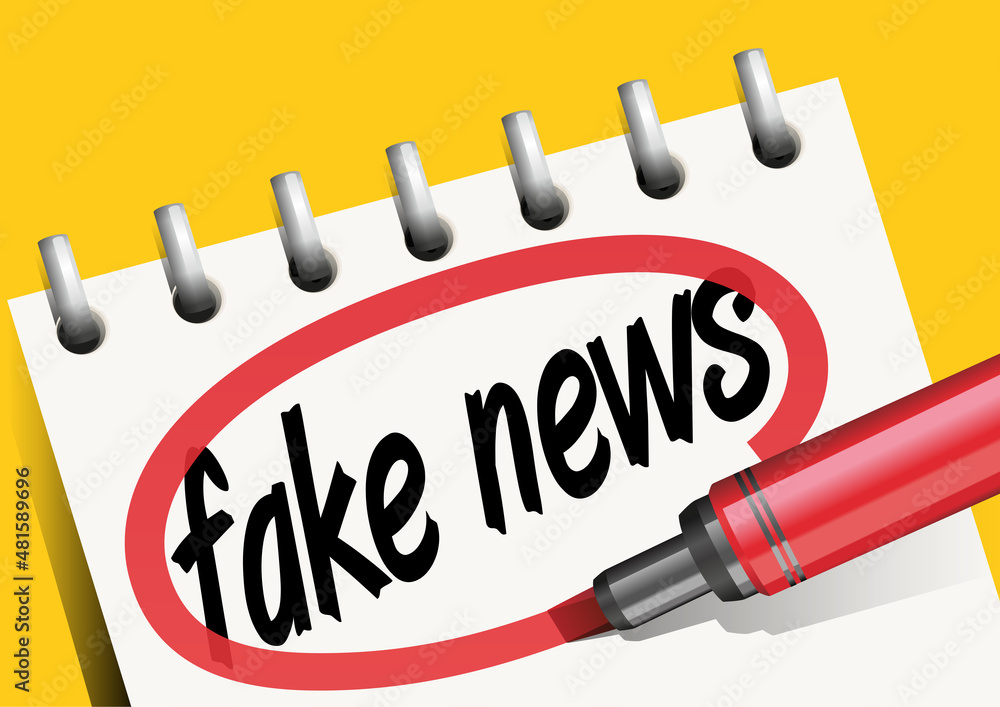 Concept des fausses informations sur les réseaux sociaux avec le mot fake news écrit sur un bloc-note.