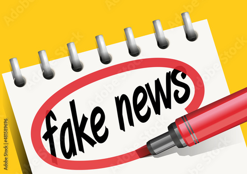 Concept des fausses informations sur les réseaux sociaux avec le mot fake news écrit sur un bloc-note.