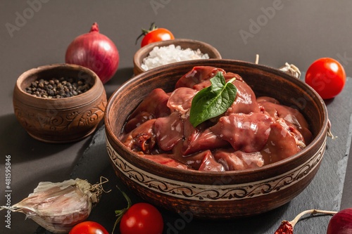 Foto Raw chicken liver in a bowl