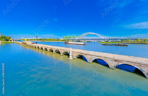 Fotografía City environment of Precious Belt Bridge and Xianggang Bridge in Suzhou, Jiangsu