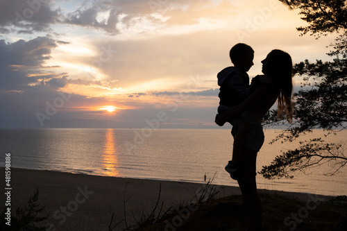matka z dzieckiem przy zachodzie słońca