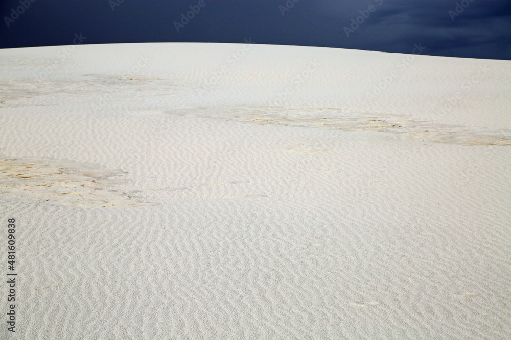 Obraz premium White sands and dark sky - White Sands National Park, New Mexico