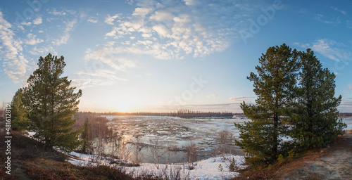 Fototapeta Naklejka Na Ścianę i Meble -  spring ice drift on the northern river