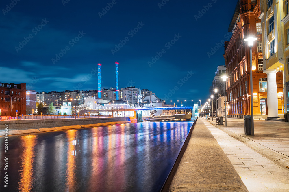 Fototapeta premium Moscow river and famous Gouse of Culture GES-2 on the embankment of Moscow river