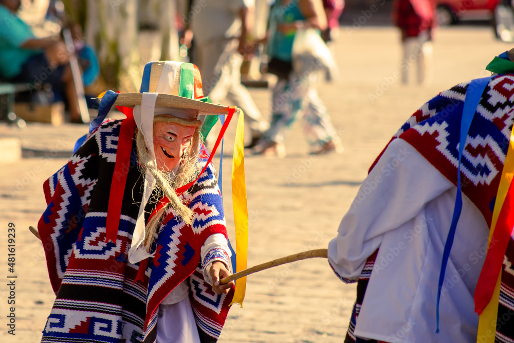 Baile o danza de los viejitos, en el jardin del morelia, michoacan