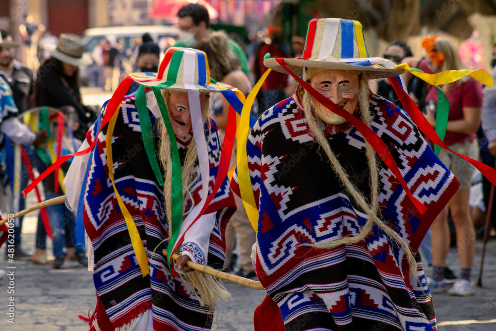 Baile o danza de los viejitos, en el jardin del morelia, michoacan