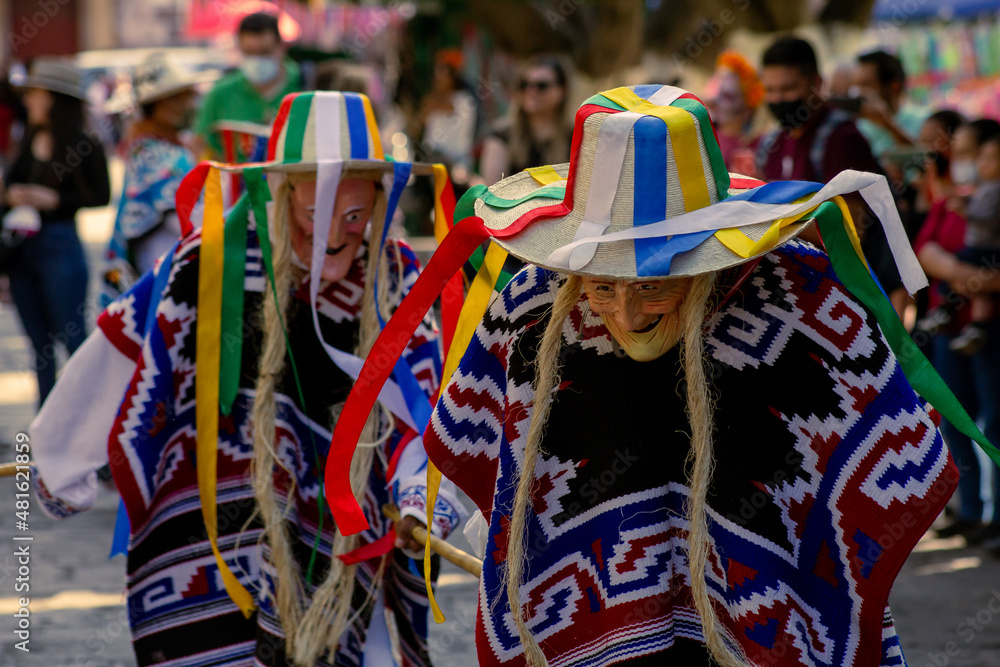 Baile o danza de los viejitos, en el jardin del morelia, michoacan