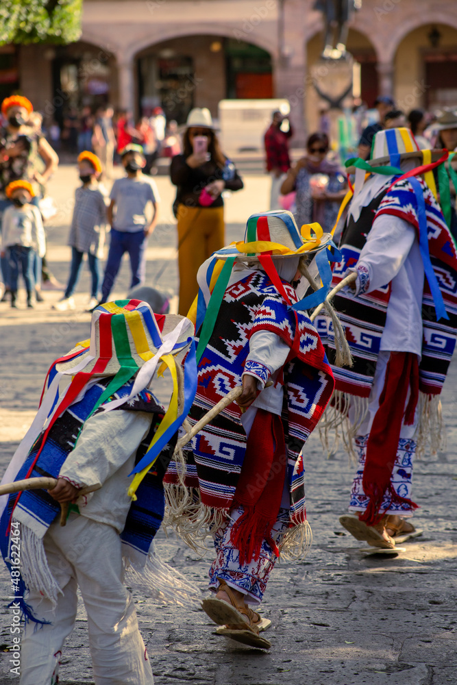 Baile o danza de los viejitos, en el jardin del morelia, michoacan foto