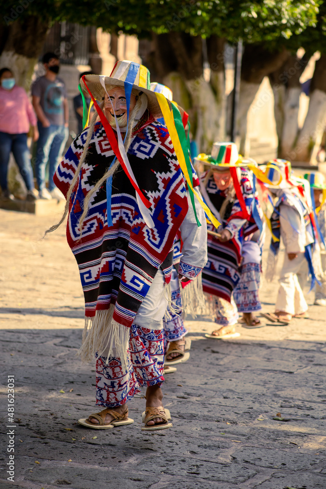 Baile o danza de los viejitos, en el jardin del morelia, michoacan
