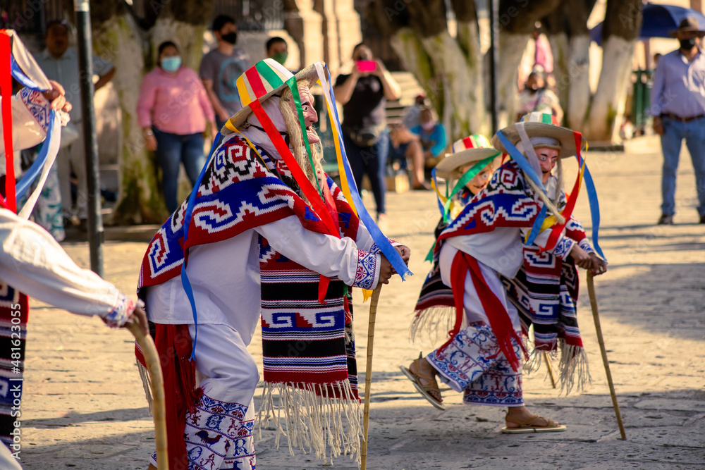 Baile o danza de los viejitos, en el jardin del morelia, michoacan