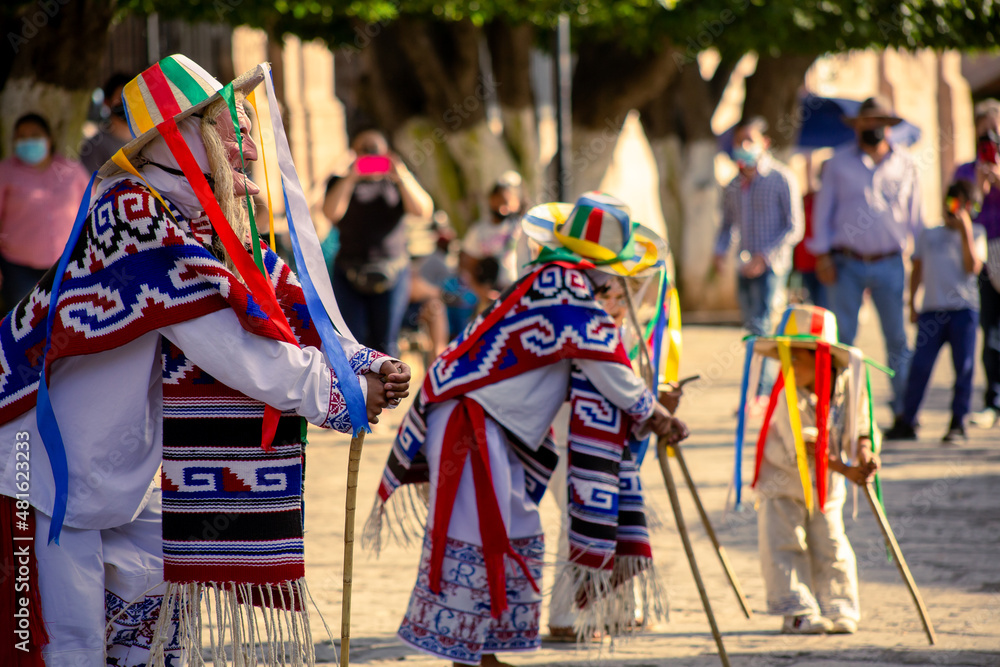 Baile o danza de los viejitos, en el jardin del morelia, michoacan