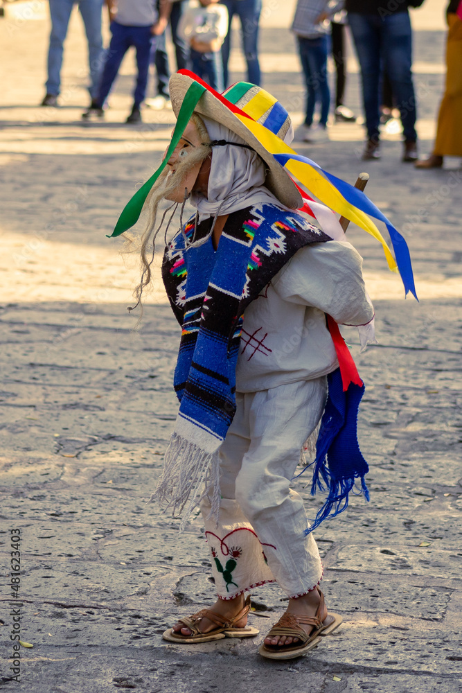 Baile o danza de los viejitos, en el jardin del morelia, michoacan