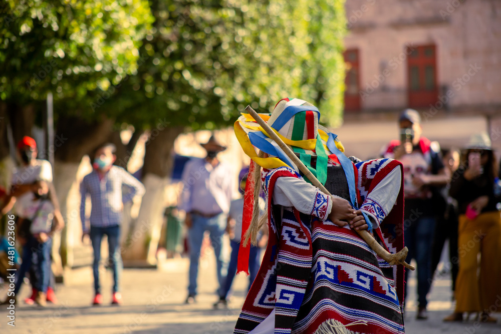 Baile o danza de los viejitos, en el jardin del morelia, michoacan
