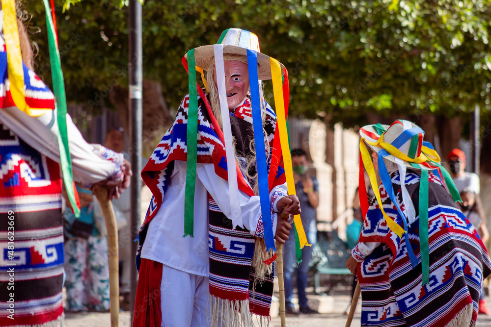 Baile o danza de los viejitos, en el jardin del morelia, michoacan