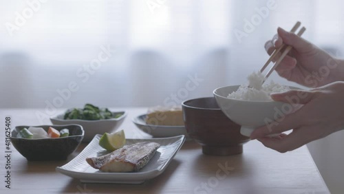 和食の朝ごはんを食べる女性の手元