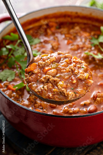 Foto Traditional chili soup with meat and red beans