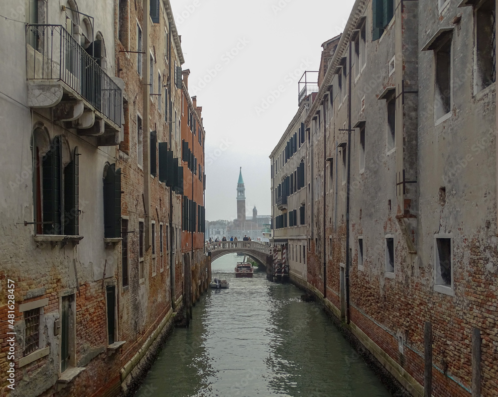 Vista di Venezia e ponte da un canale