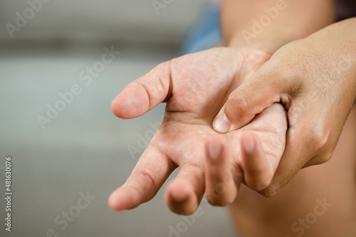 Foto Osteoarthritis is a common cause of hand joint pain in the elderly
