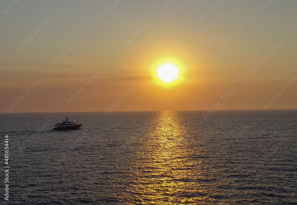 Yacht al tramonto all'isola di Capri in Italia